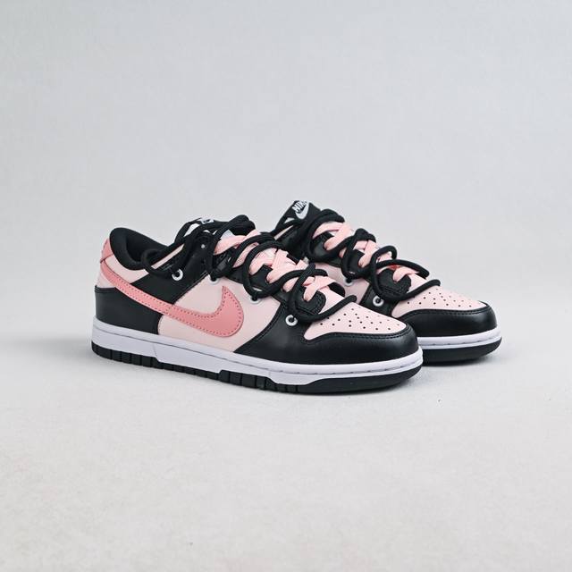 福利特价 Nike Dunk Low Black 东京树莓 黑粉 此款灵感来源于戈壁滩上的树莓，整双鞋以黑粉撞色为主题，简约而不简单。双层解构的设计为鞋子本身增