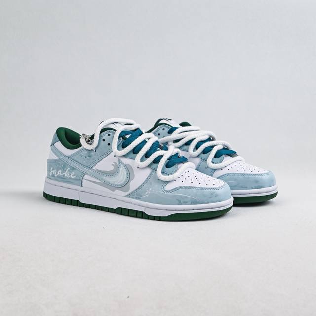 福利特价 Nike Dunk Low 灵蛇之瑞 白灰 此款鞋身应用冰川蓝与月魄白交织成迷幻水波纹，采用3D打印工艺营造立体效果Swoosh，犹如灵蛇游弋的液态轨