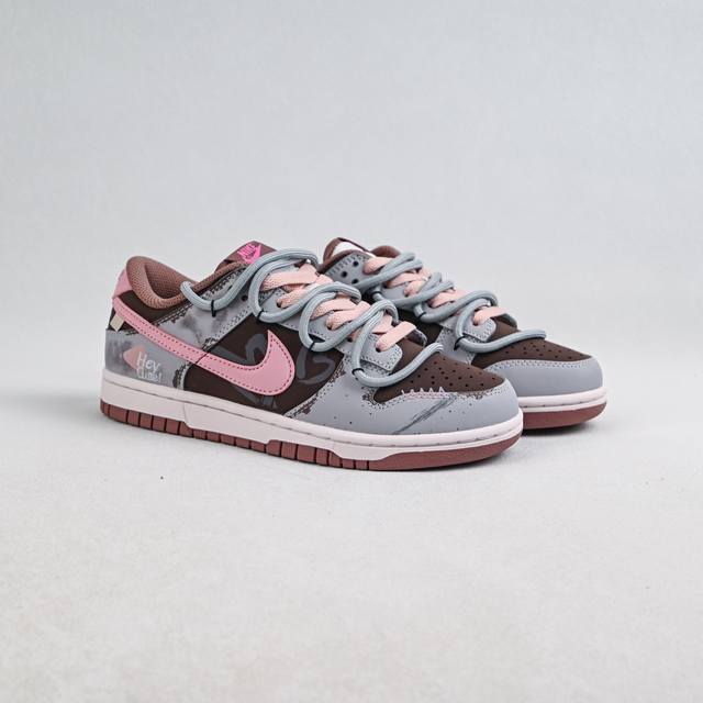 福利特价 Nike Dunk Low 粉梦副歌 粉棕黑 此款灵感来源于粉色梦境，以低饱和灰调鞋面敲动芭蕾粉心跳，油蜡感皮革似雾霭流动的灰调画布，樱花粉Swoos