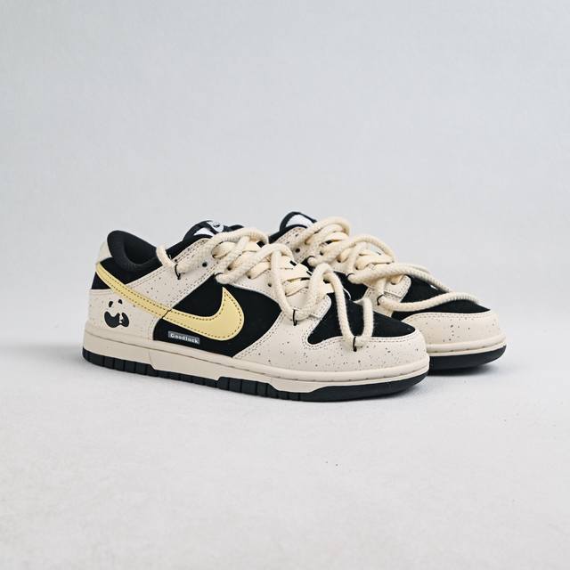 福利特价 Nike Dunk Low 奶酪小熊猫 中国风 此款以奶酪及国风小熊猫为灵感，奶白色和可爱奶酪黄交汇配色营造不一般的复古气质，呈现出鞋子的更多可玩性和
