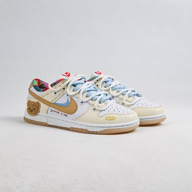 福利特价 Nike Dunk Low 蛋糕小熊 白黄色 此款鞋子以白黄配色为主，全鞋电玩插画和蓝色渐变色的搭配给人带来沉稳华丽的视觉效果，整体是大方简约的配色，