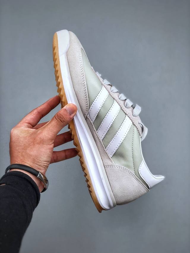 Adidas Originals Sl 72 Rs Ji1281 阿迪经典复古慢跑鞋 #鞋款采用舒爽尼龙鞋面、绒面革饰面和皮革细节等设计。与此同时，搭载着 Ec