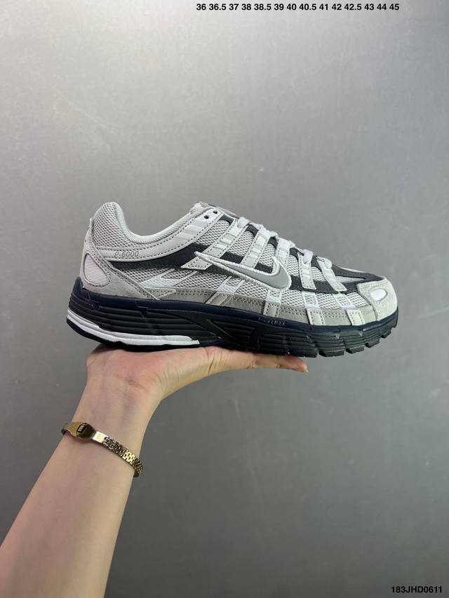 公司级耐克Nike P-6000 女子跑鞋内外侧都用了红色的钩子，采用透气材料，搭配匠心覆面，再现千禧年代的跑鞋风格，塑就大气外观。鞋款秉承 Nike Pega