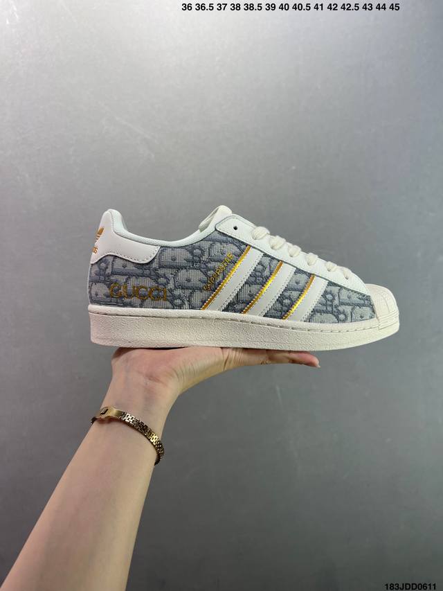 Ad Originals Superstar 经典复古贝壳头板鞋 If1585 诞生于1969年 是第一双将全皮面鞋 身与橡胶鞋头结合在一起的低帮篮球鞋 Sup
