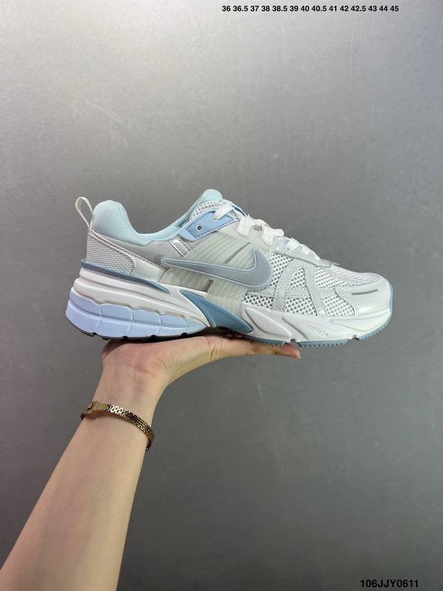 Nike V2K Run跑步鞋复古风潮 网面透气运动鞋 灰银紧致的鞋面材质提供良好的包裹性鞋侧 Swoosh以及鞋头部分搭配增添不少亮点的镀铬细节鞋垫上印有Bi