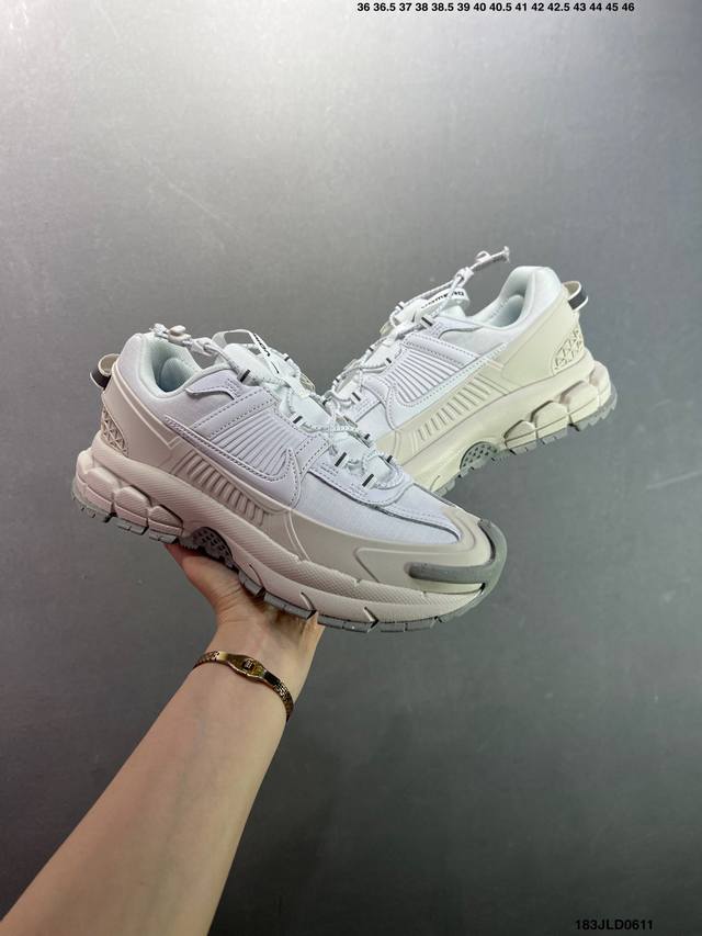 公司级耐克Nike Zoom Vomero Roam 5Roam 复古跑五代休闲运动慢跑鞋 纯原版本 简洁设计 功能性强 防水防撕裂鞋面 鞋带也改成了束绳设计