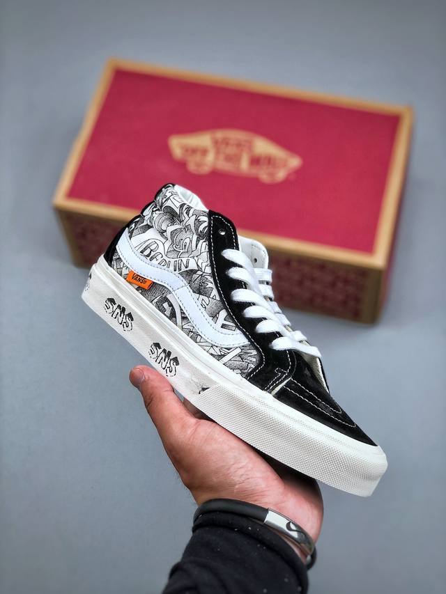 Vans Sk8-Mid Sns 黑白涂鸦中帮 以当地 Venice 沙滩为主题，设计上致敬1980和1990年代滑板者、冲浪者和鹿克爱好者的穿着。鞋面整体以黑