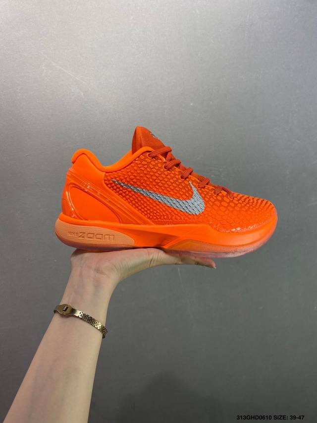 公司级Kobe Vi Protro 复古实战篮球鞋 鞋款保留科比六代元年配置 除了鞋面没有使用聚氨酯材料做成蛇鳞之外 保留了Zoom Kobe Vi的绝大多数配