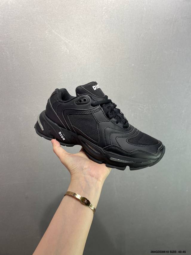 核心私 公司级Dior 迪奥网眼织物低帮运动休闲鞋 该款系列采用黑网色眼织物白和色科技料面精心制 作图形标志 外格轻盈的刻雕效果橡胶鞋搭底配标志性点的缀提升格调