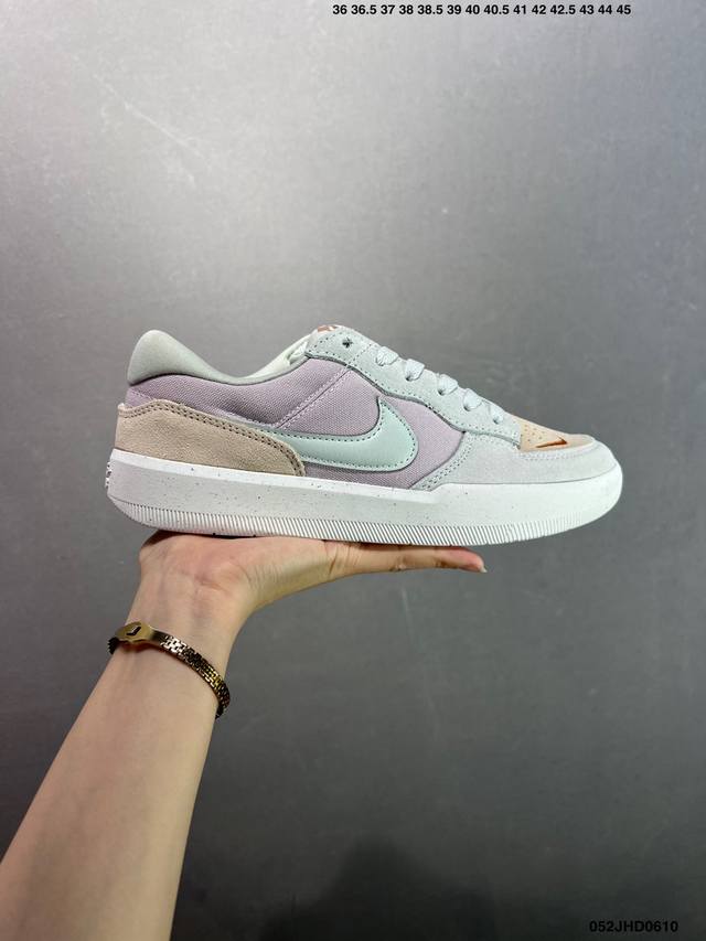 Nike Sb Force 58 百搭单品 是一款将前沿创新带入街头的单品，它具有硫化杯底，具有出色的耐用性和灵活性。使用帆布和绒面革，在饰面上放置通风口，它自