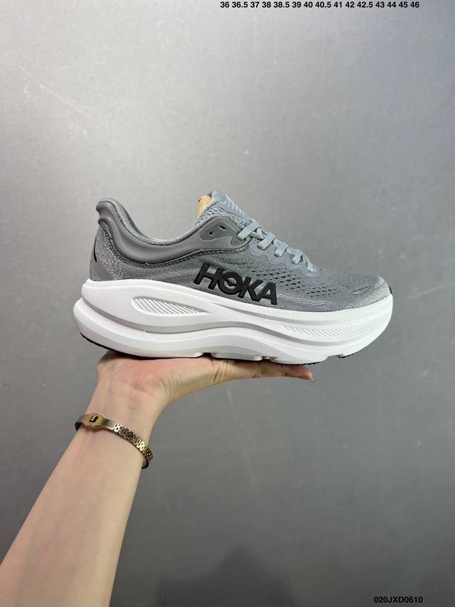 公司级Hoka M Bondi 9 轻盈跑鞋 这个品牌来自于新西兰的毛利语，Hoka表示大地，One One表示飞越，连起来就是飞越地平线，One One不是读