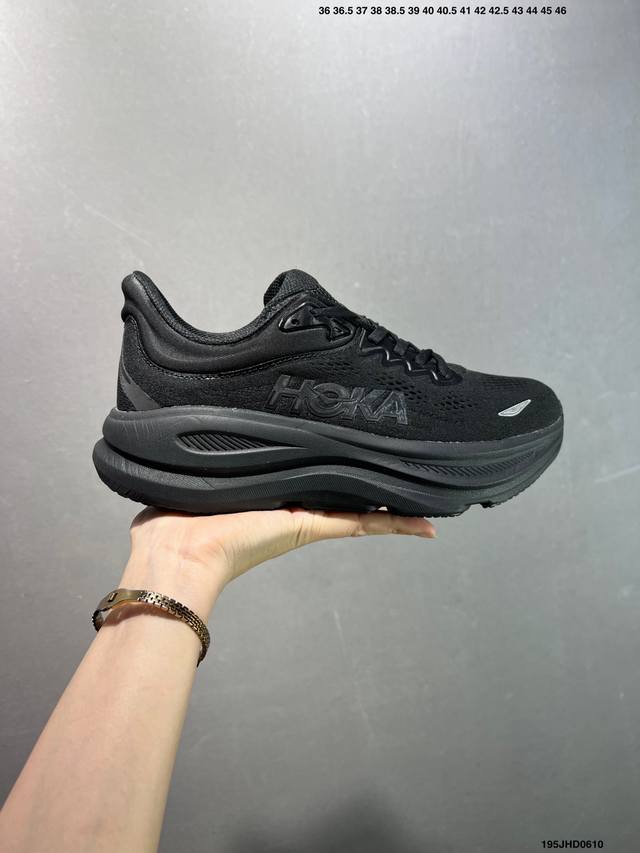 公司级Hoka M Bondi 9 轻盈跑鞋 这个品牌来自于新西兰的毛利语，Hoka表示大地，One One表示飞越，连起来就是飞越地平线，One One不是读