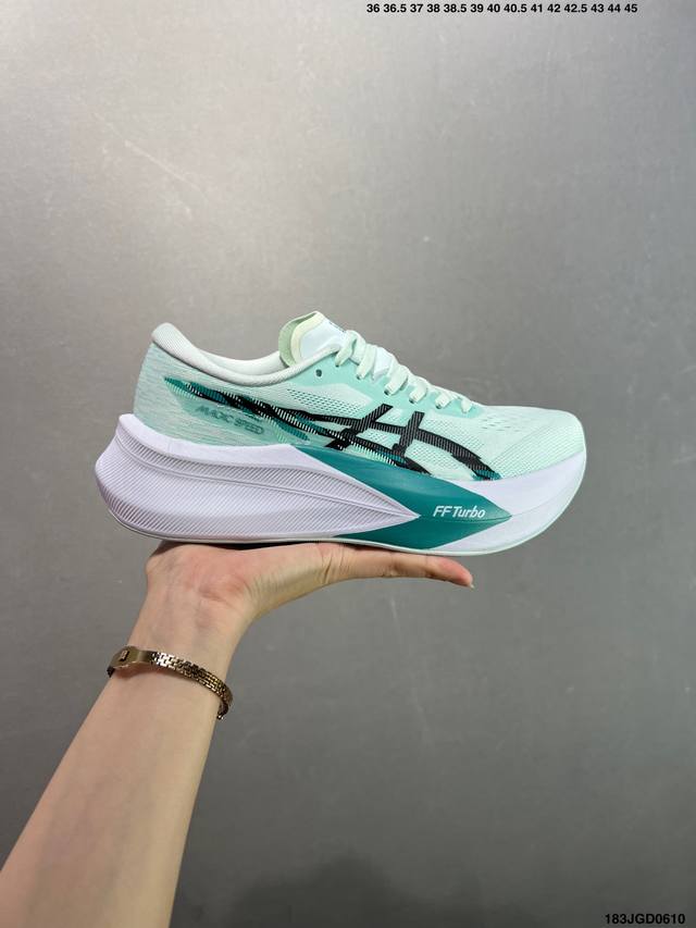 Asics 亚瑟士Magic Speed 4稳定跑鞋鞋面 采用双层提花网面设计 提高包裹性和透气性 后跟搭载稳定系统科技T-Gel提升整体支撑力和结构感 减少对
