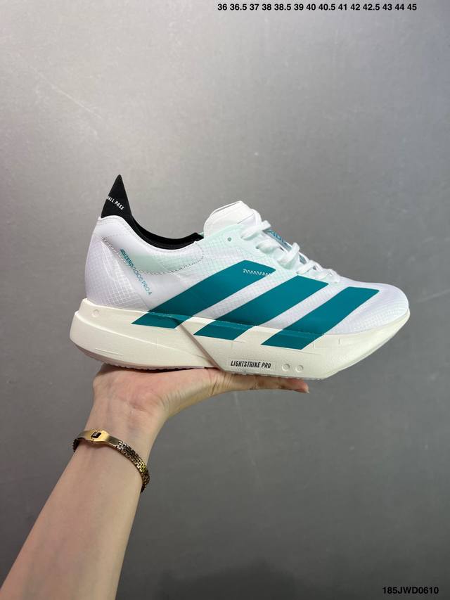 公司级Adidas Adizero Adios 阿迪超轻透气缓震跑鞋 整体外观造型与Adizero Adios Pro Evo 1非常相似 中底配置方面搭载全掌