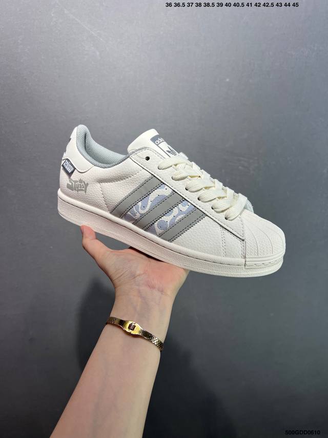 核心私 公司级Ad Originals Superstar 经典复古贝壳头板鞋 Jp9310 诞生于1969年 是第一双将全皮面鞋 身与橡胶鞋头结合在一起的低帮