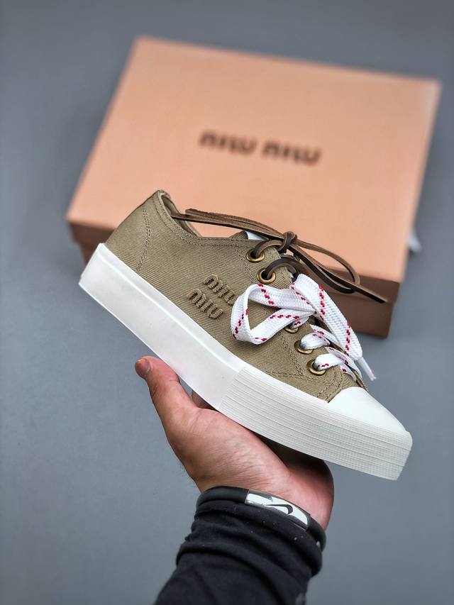 Miumiu 缪缪2025早春时尚新品，双鞋带搭配，体现了Miu Miu 的大胆特色，尽展女士魅力，简约线条 ，别致徽标饰于鞋舌点缀，现代风格简约高级 轻松搭配