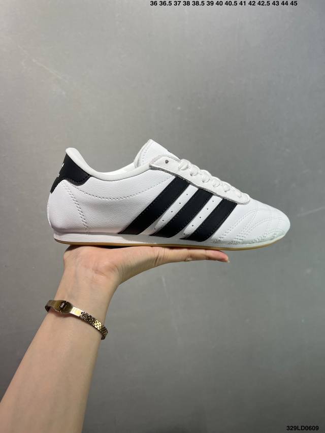 Adidas 阿迪达斯 跆拳道系带系列 原楦原纸版开发，采用软质环保纤维革鞋面材质，中底嵌入Eva切片缓震，外置耐磨橡胶鞋底片 底越薄，越时髦！Jennie穿搭