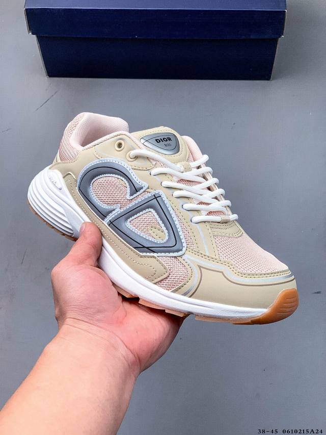 Dior 迪奥 B30 复古风透气百搭休闲鞋 B30运用了质感细腻的皮革与网眼布面材质拼接成鞋身，鞋身两侧贴有显眼的字母Cd表明身份，为Christian Di