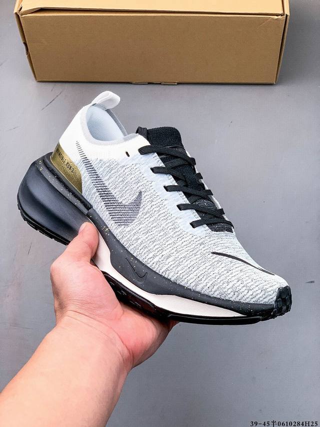 Nike Zoomx Invincible Run Fk 3机能风格 跑步鞋搭载柔软泡绵，在运动中为你塑就缓震脚感。设计灵感源自日常跑步者，提供稳固支撑力和非凡