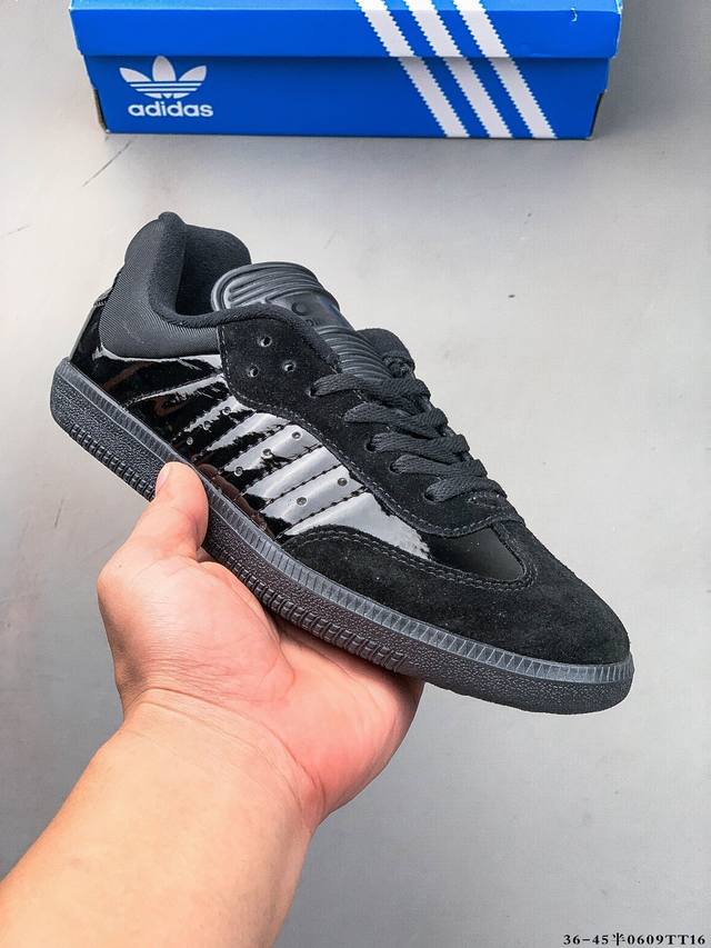 Adidas Samba Og 经典鞋款德训鞋运动休闲鞋！Adidas 近70年的经典Samba Og 修长的鞋楦,略微尖尖的鞋头,翻毛皮的鞋头拼接,这些我们都