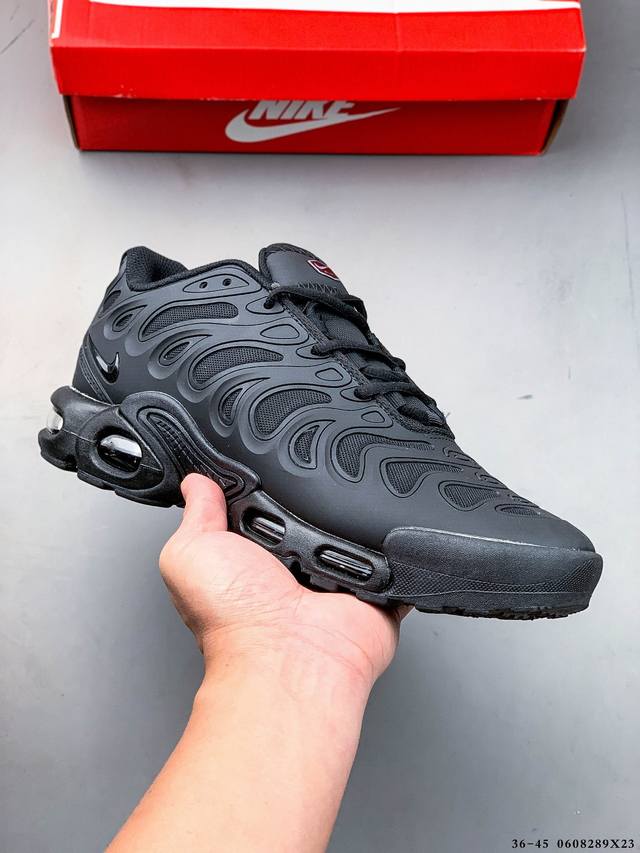 耐克Nike Air Max Plus Drift 缓震运动休闲鞋！鞋款将继续使用 Tuned Air 科技并保持基础的鞋型轮廓，不同的是在鞋面加入火焰般饰条的
