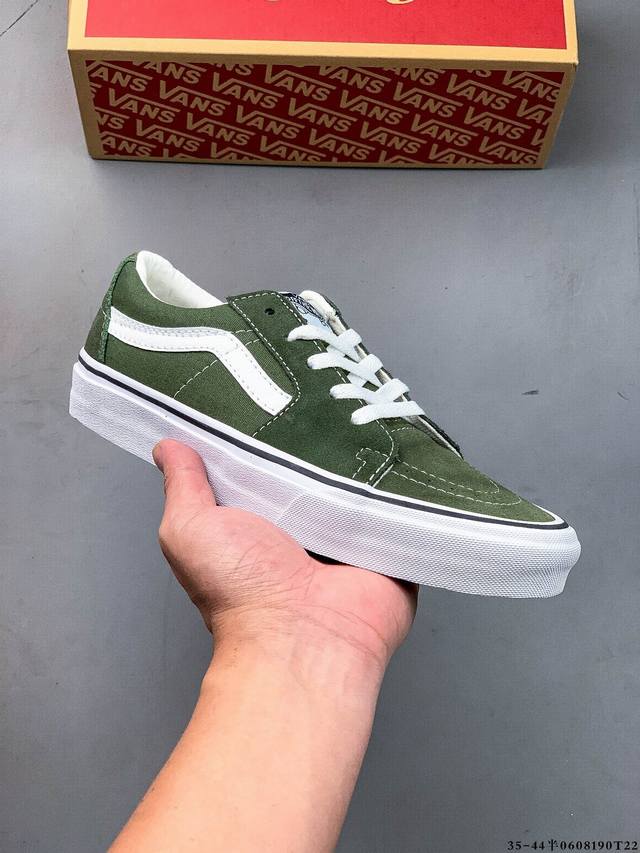 万斯 Vans Sk8-Low 复古低帮百搭休闲滑板鞋 Sk8-Low 作为 Sk8-Hi 的衍生鞋型，在保留鞋头、鞋带眼片、侧边条纹等各处细节的基础上，将 S