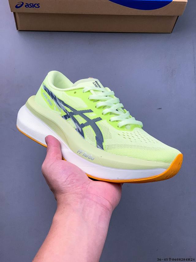 Asics 亚瑟士Magic Speed 4稳定跑鞋鞋面采用双层提花网面设计，提高包裹性和透气性，后跟搭载稳定系统科技T-Gel提升整体支撑力和结构感，减少对身