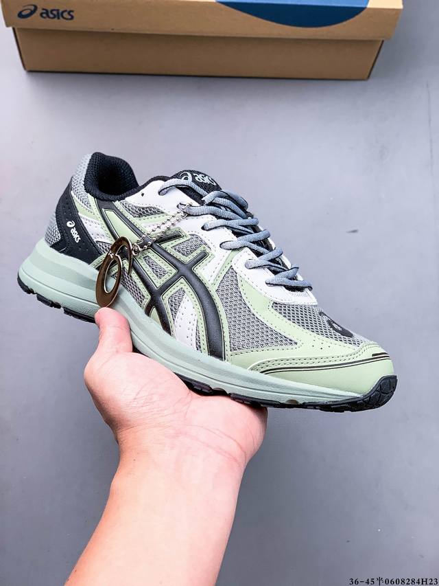 Asics Jog S 亚瑟士限定款 轻量低帮防滑跑步鞋 鞋款面料使用网布增加透气性，鞋底纹路以越野跑鞋为灵感概念，增添潮流感。外观上也增加了科技感的时尚味道，