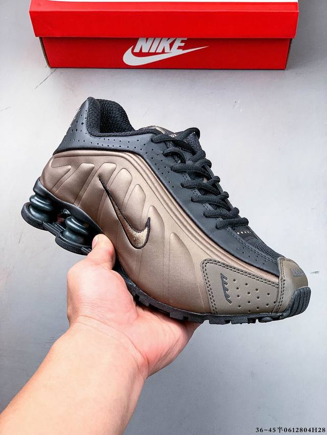 公司级！Nike Shox R4系列 耐克 低帮运动休闲气垫运动鞋 Nike Shox R4男子气柱运动鞋是21世纪早期经典款的焕新鞋款，沿用其未来感设计线条和