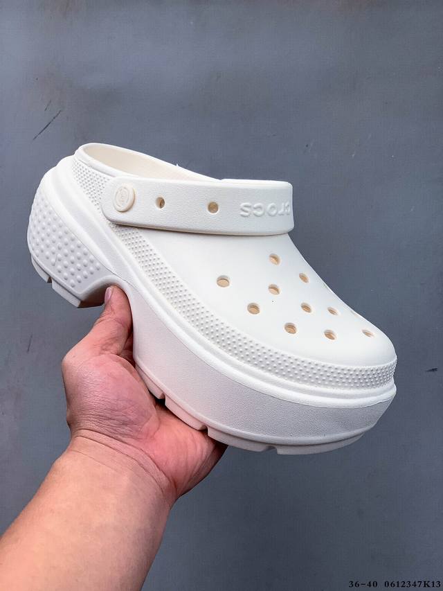 卡骆驰Crocs Classic Clog 新款雪屋厚底洞洞鞋！简约、潮流造型55Mm柔软厚底，鞋面孔洞可搭配智必星，一鞋两穿可调节式后跟带增添鞋身的稳固性能，