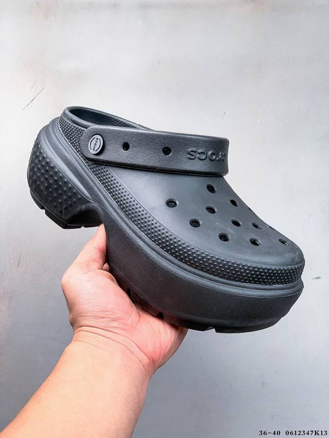 卡骆驰Crocs Classic Clog 新款雪屋厚底洞洞鞋！简约、潮流造型55Mm柔软厚底，鞋面孔洞可搭配智必星，一鞋两穿可调节式后跟带增添鞋身的稳固性能，