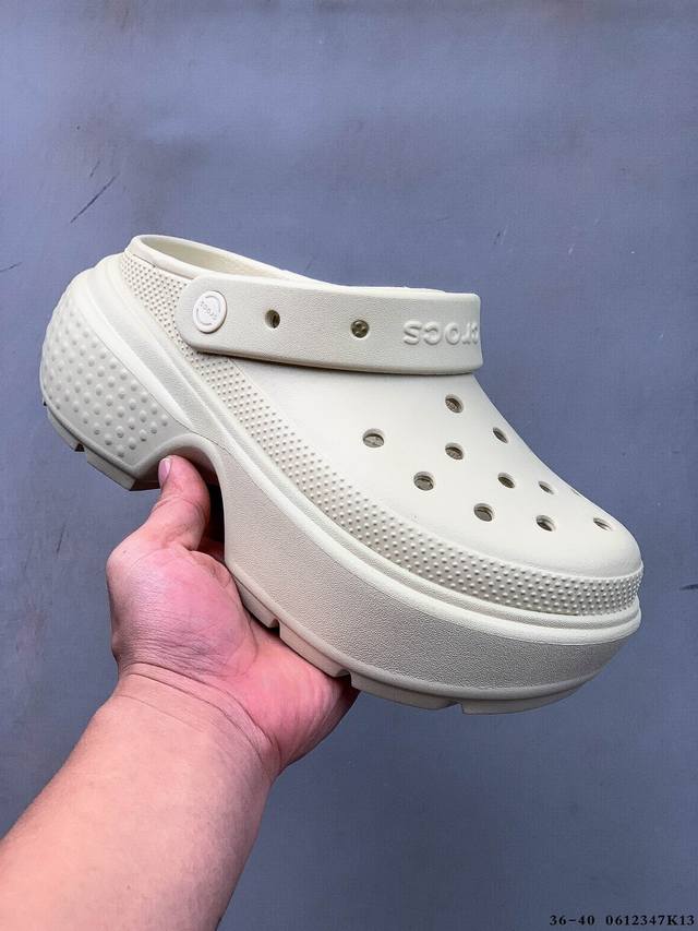 卡骆驰Crocs Classic Clog 新款雪屋厚底洞洞鞋！简约、潮流造型55Mm柔软厚底，鞋面孔洞可搭配智必星，一鞋两穿可调节式后跟带增添鞋身的稳固性能，