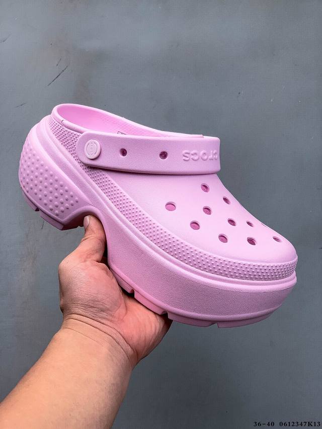 卡骆驰Crocs Classic Clog 新款雪屋厚底洞洞鞋！简约、潮流造型55Mm柔软厚底，鞋面孔洞可搭配智必星，一鞋两穿可调节式后跟带增添鞋身的稳固性能，