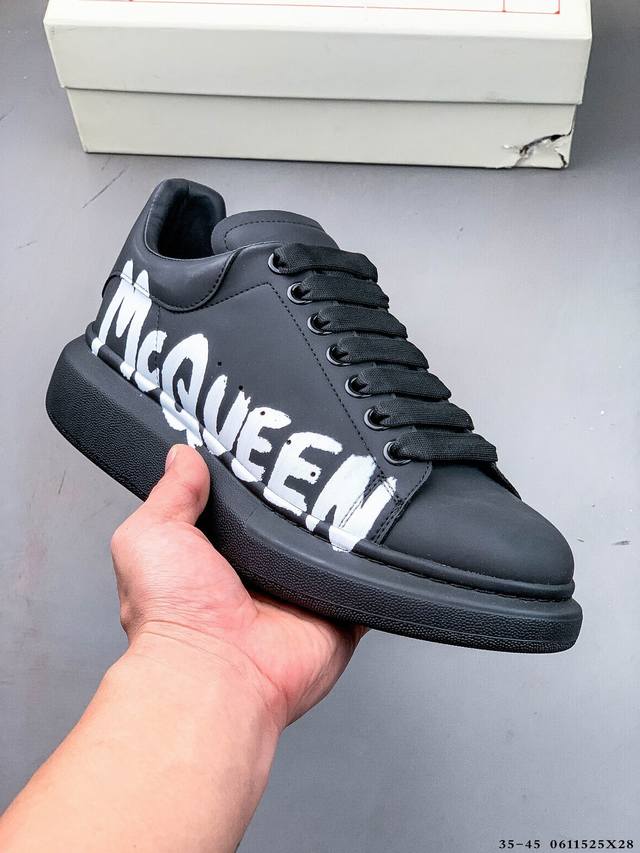 Alexander Mcqueen 麦昆 经典款 想不出有任何理由不收它！面料采用进口丝绸亚光原版牛皮 最新材料 水染羊皮内里，牛皮垫脚 原版大底 回弹度极佳