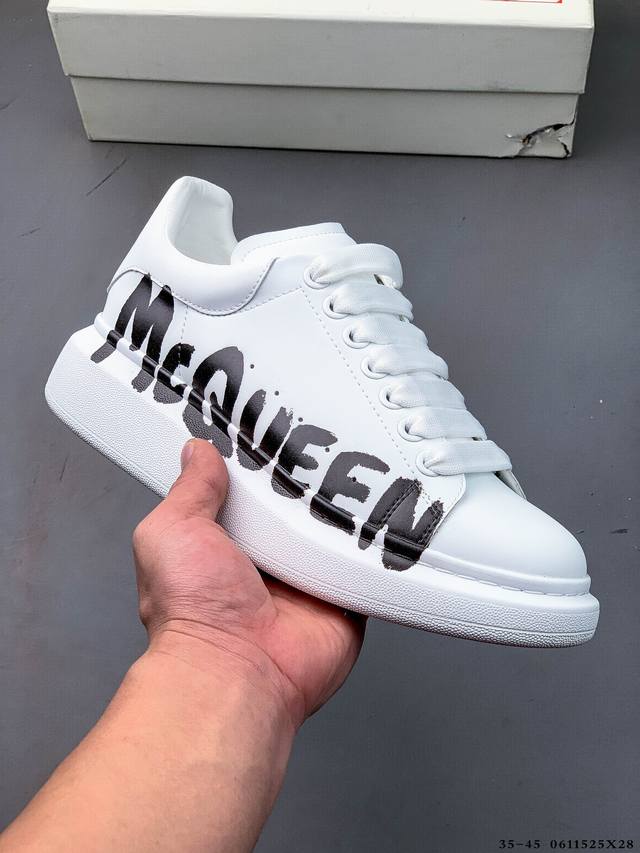 Alexander Mcqueen 麦昆 经典款 想不出有任何理由不收它！面料采用进口丝绸亚光原版牛皮 最新材料 水染羊皮内里，牛皮垫脚 原版大底 回弹度极佳