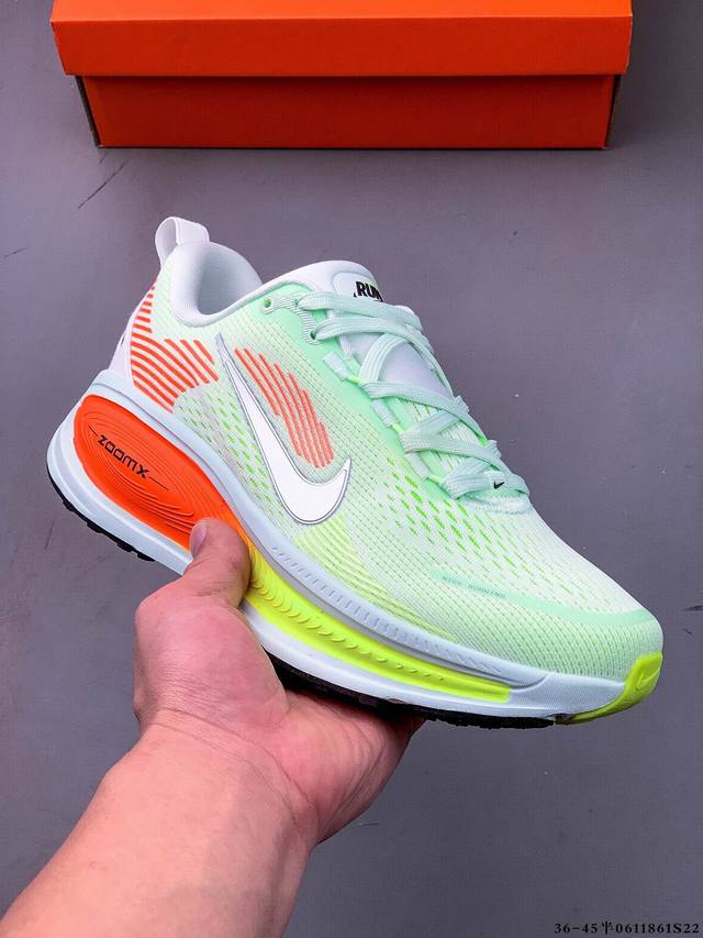 Nike Air Zoom Vomero 18 缓震透气休闲慢跑鞋 新版Vomero结合全新Zoomx和Reactx泡绵 提供双重缓震效果 铸就非凡迈步体验 0