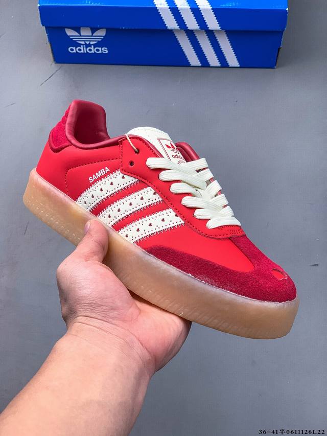 集图 阿迪达斯Adidas Originals Sambae W 百搭单品复古桑巴板鞋 Adidas Sambae W采用了生胶材质的厚底设计，轻松提升身高同时