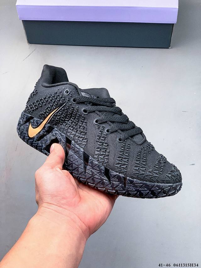 Nike 莫兰特三代 Zoom Ja 3 Ep 低帮休闲运动篮球鞋！ Ja 3 的设计旨在展现莫兰特大胆且充满活力的设计风格，将其亲力亲为的创意融入鞋型设计中，