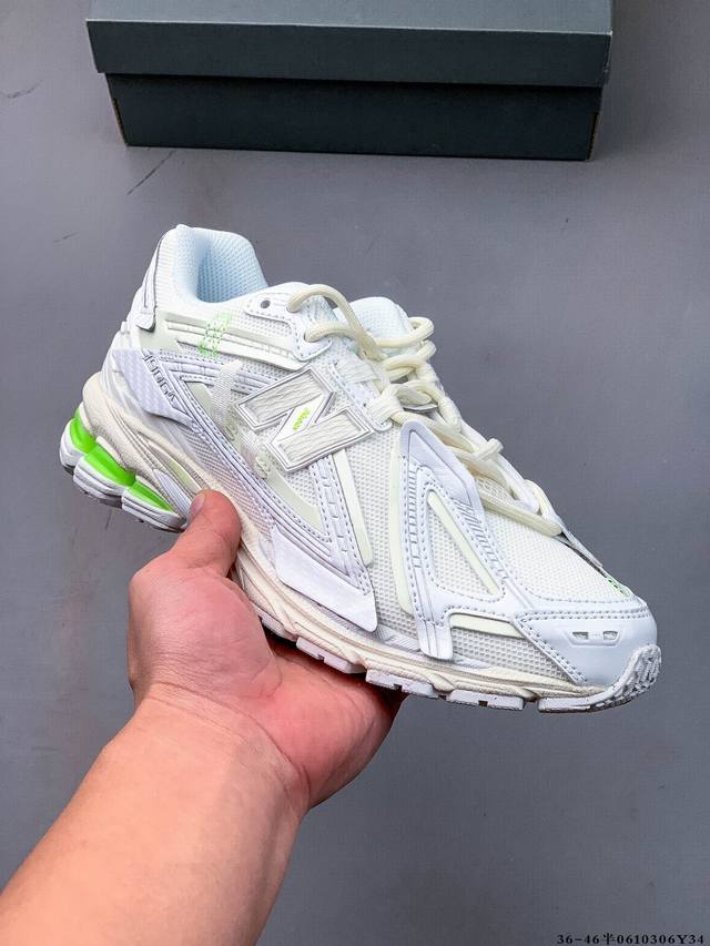 New Balance M1906Ri Nb宝藏老爹鞋款，复古元素叠加，质感超级棒，楦版型材料细节做工精细，货如实拍图 作为Nb最经典的档案鞋型之一，与 2一样