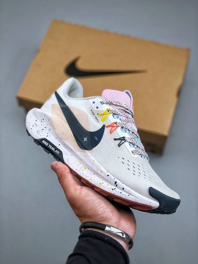 Nike Reactx Pegasus Trail 5 Gtx 越野跑步鞋登月兼顾迅疾外观和稳固脚感 后跟覆面和中足动态支撑巧妙融合 缔造稳定顺畅的迈步体验官方