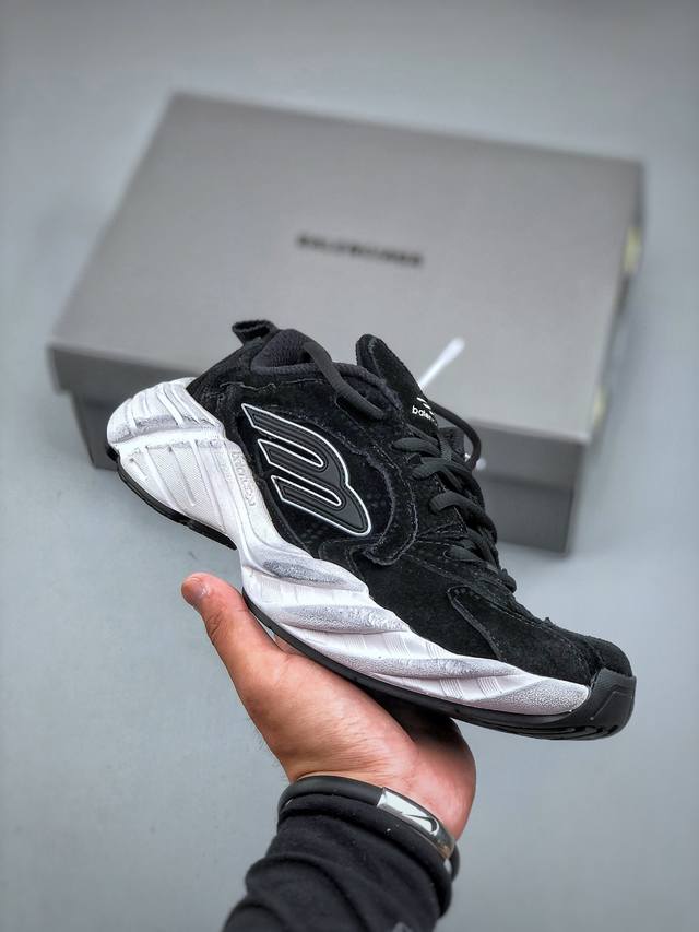 Ok版 Balenciaga巴黎世家16代 Monday 其前卫的设计、夸张的体积和反光细节赋予其特别的轮廓 采用头层牛皮材质制成，带来良好脚感，外观全新造型，
