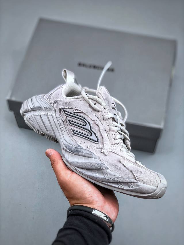 Ok版 Balenciaga巴黎世家16代 Monday 其前卫的设计、夸张的体积和反光细节赋予其特别的轮廓 采用头层牛皮材质制成，带来良好脚感，外观全新造型，