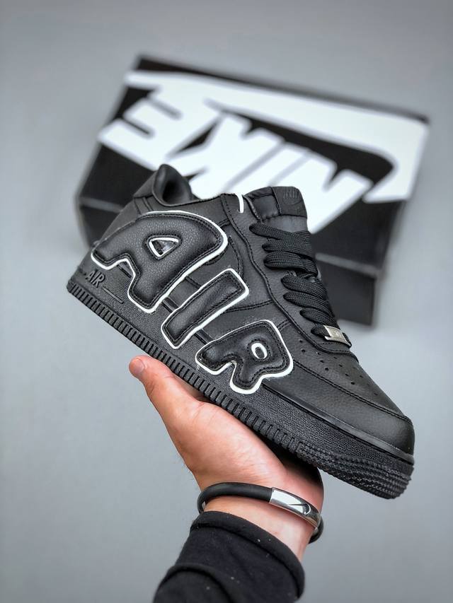 Nike Air Force 1‘07 Low 联名款 3M反光 空军一号低帮休闲板鞋 。搭配皮革材质打造。外侧分别饰有 Sun 以及 Hine 字样，左脚后跟
