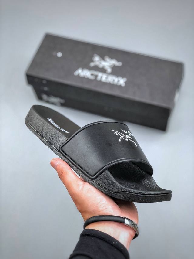 Arcteryx始祖鸟拖鞋，夏季必备款，柔软Q弹 强烈推介 。鞋底很软，上脚轻盈舒适，穿脱方便，颜色百搭， 低调简单，上脚舒适轻便无负重感 户外家居都 内里橡胶