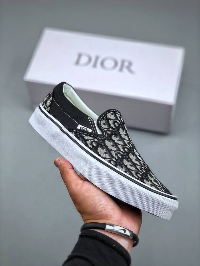 Vans X Dior 联名一脚蹬 高级灰来报道 Vans Aut 迪奥独家重磅释出，这个岩石灰太绝了，非常非常高级！Dior标志性的老花刺绣立体感很强，普通中