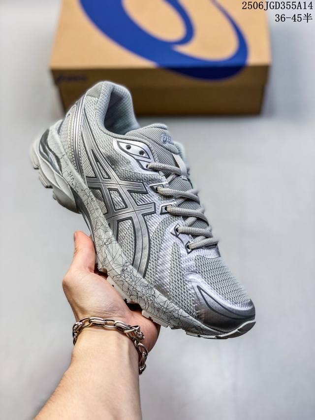 Asics Gel-1 亚瑟士新款运动跑步鞋 Asics Gel-1 可以称得上是复古美学的入门代表作，它所呈现的是千禧年后期的时代变迁风格。 整双鞋在鞋面部分