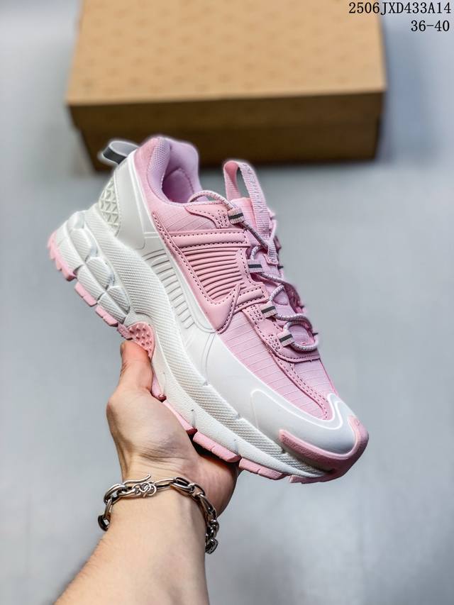 真标耐克Nike Zoom Vomero Roam 马拉松复古跑五代休闲运动慢跑鞋 采用环保纤维革饰片组合网眼布鞋面材质 升级正确后跟Tpu加固 耐弯折热塑框架