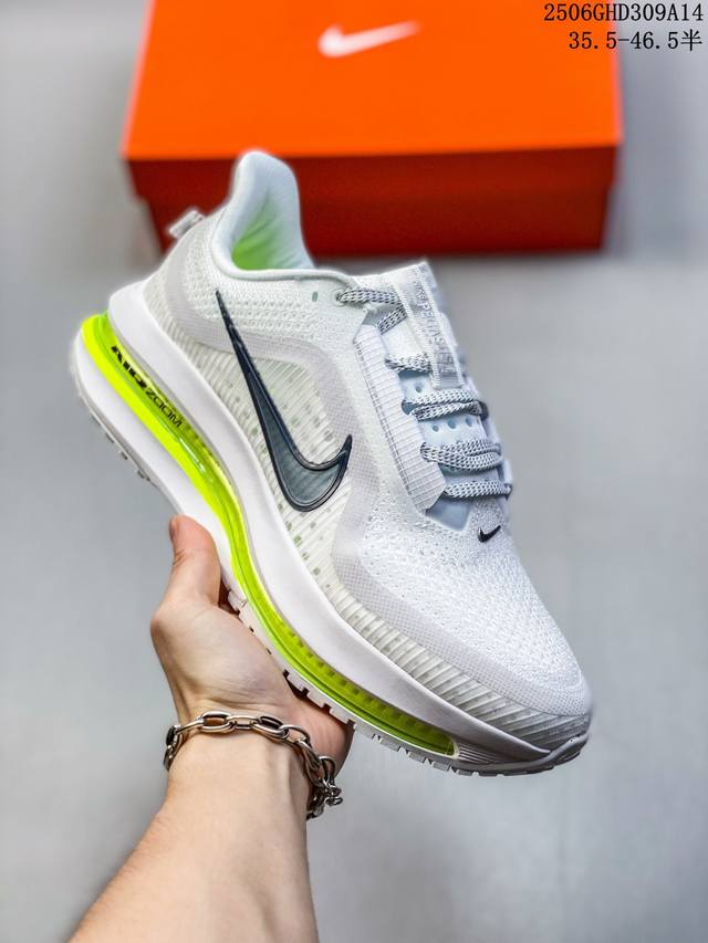 Nike 耐克 佛莫罗18代系列 升级原楦原数据开发纸版，采用科技织法轻盈织物合成鞋面材质，足底搭载 Zoomx 缓震配置，Cushlon 混合泡棉中底缓震组合