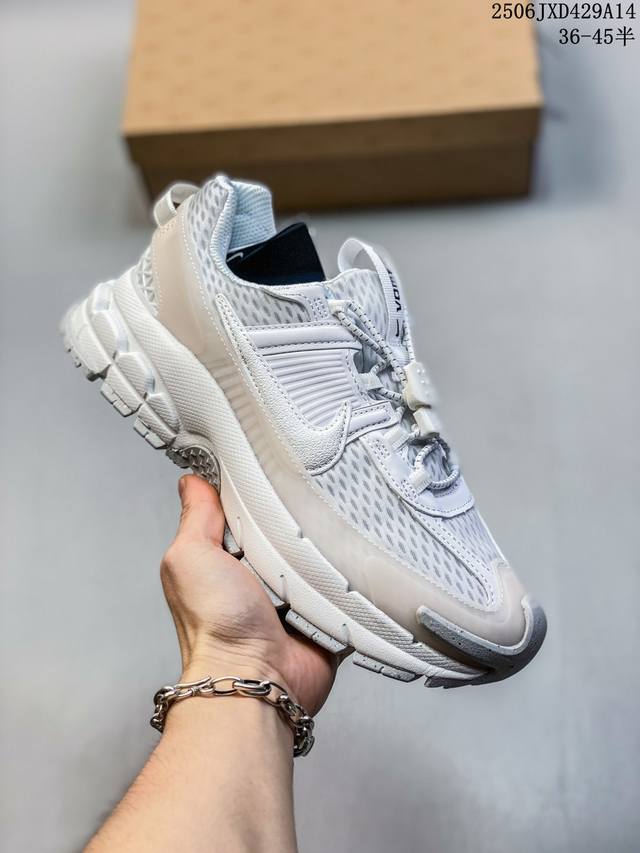 公司级耐克Nike Zoom Vomero Roam 马拉松复古跑五代休闲运动慢跑鞋 采用环保纤维革饰片组合网眼布鞋面材质 升级正确后跟Tpu加固 耐弯折热塑框