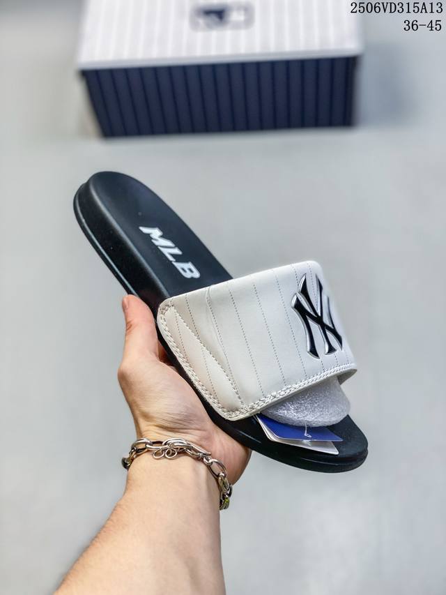 Mlb New York Yankees 拖鞋 字母印花 韩国限定Mlb 字母百搭潮流款情侣拖鞋 代购专属 原厂代工轻量发泡鞋底 环保复合去臭材质 鞋面采用合成